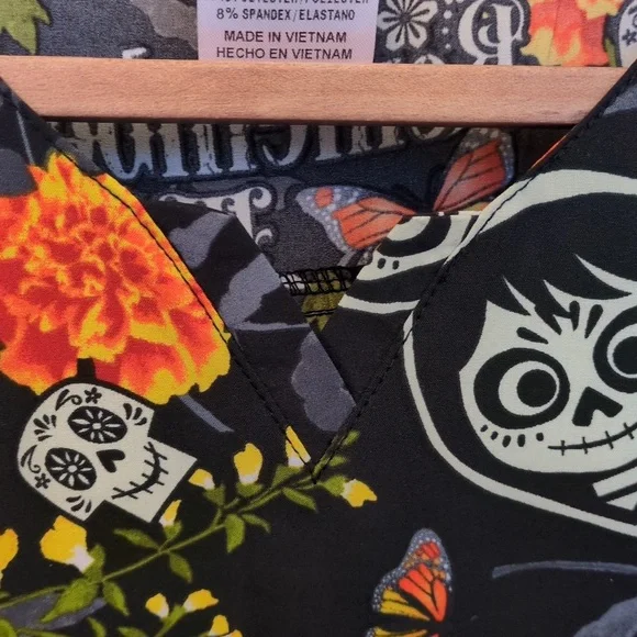 NWT Women's S Coco Scrub Top Tooniforms Disney Pixar Sugar Skull Floral Marigold - Picture 4 of 10